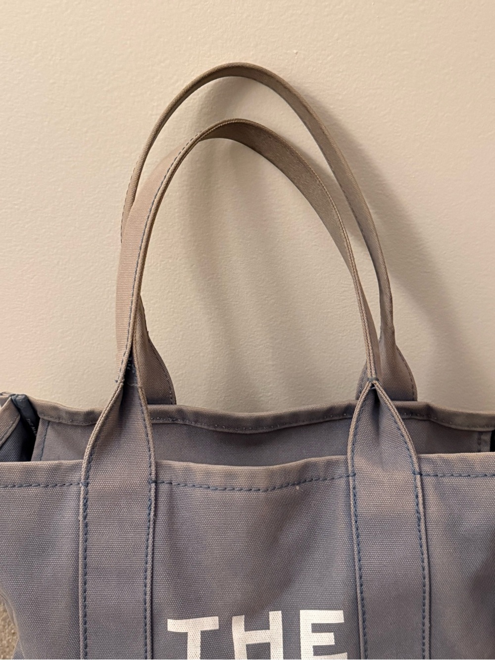 Marc Jacobs The Tote Bag Canvas Tote in faded light blue - Picture 9 of 16
